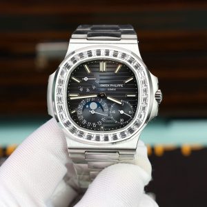 Patek Philippe Nautilus 5712 Quadrante Blu Bracciale con Ghiera di Pietre Baguette Funzioni Complete Miglior Replica PPF 40mm Orologio