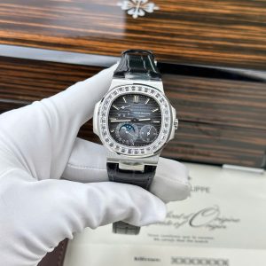 Patek Philippe Nautilus 5712 Quadrante Blu con Ghiera di Pietre a Baguette Funzioni Complete PPF Migliore Replica 40mm Orologio