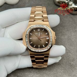Patek Philippe Nautilus 5723/1R-010 Quadrante Marrone Replica Personalizzato in Oro Massiccio 18K con Diamanti Baguette 40mm Orologio