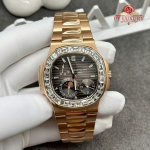 Patek Philippe Nautilus 5724 Quadrante Grigio Replica in Oro Massiccio 18K con Diamanti Baguette sulla Lunetta 40mm Orologio
