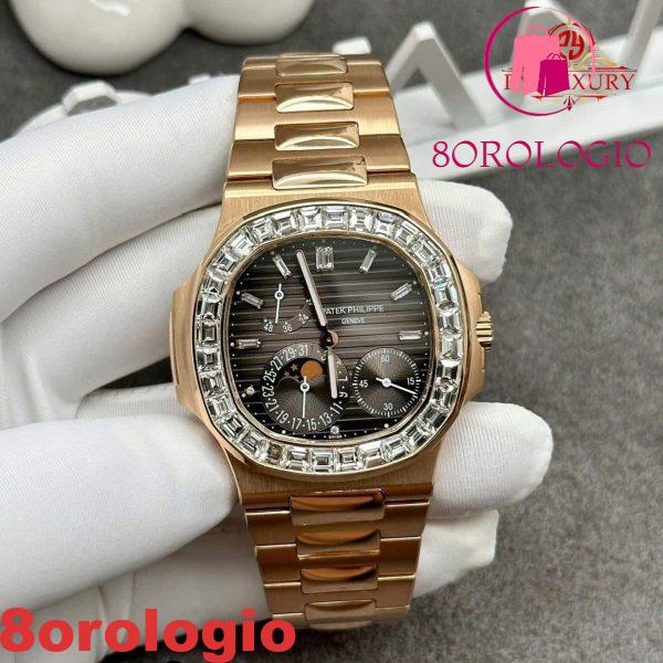 Patek Philippe Nautilus 5724 Quadrante Grigio Replica in Oro Massiccio 18K con Diamanti Baguette sulla Lunetta 40mm Orologio
