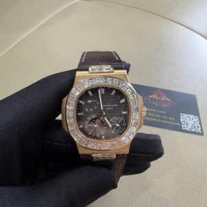 Patek Philippe Nautilus 5724R-001 replica in puro oro 18K con diamanti baguette su misura e cinturino in pelle di coccodrillo 40mm Orologio