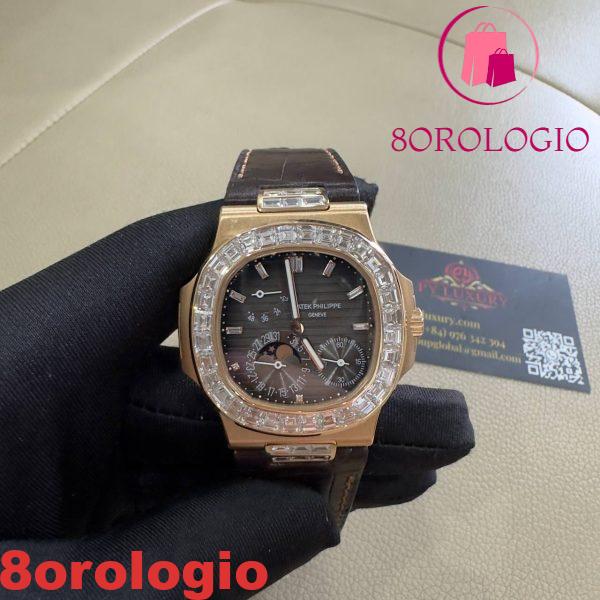 Patek Philippe Nautilus 5724R-001 replica in puro oro 18K con diamanti baguette su misura e cinturino in pelle di coccodrillo 40mm Orologio