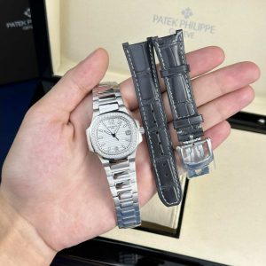 Patek Philippe Nautilus 7010/1G-011 Quadrante Bianco Ghiera con Diamanti Quartz Svizzero Migliore Replica 32mm Orologio