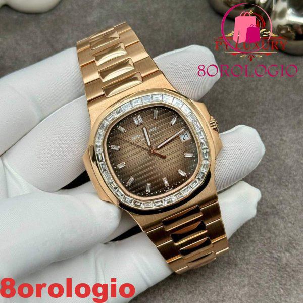 Patek Philippe Nautilus 5723/1R-010 Quadrante Marrone Replica Personalizzato in Oro Massiccio 18K con Diamanti Baguette 40mm Orologio - immagine 3