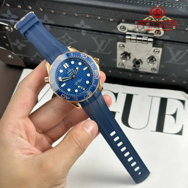 Omega Seamaster Diver 300M Quadrante Blu Sedna Gold Cinturino in Gomma Replica 1:1 Migliore VSF 42mm Orologio - immagine 4