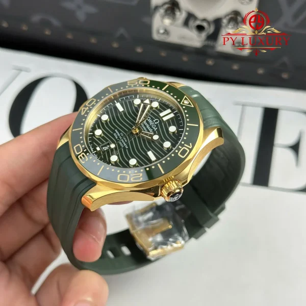 Omega Seamaster Diver 300M Cassa in Oro Moonshine Quadrante Verde Cinturino in Gomma 1:1 Migliore Replica VSF 42mm Orologio - immagine 6