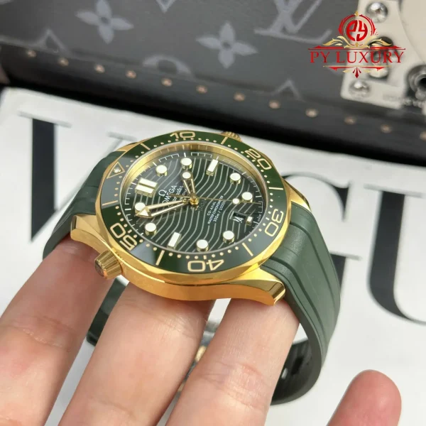 Omega Seamaster Diver 300M Cassa in Oro Moonshine Quadrante Verde Cinturino in Gomma 1:1 Migliore Replica VSF 42mm Orologio - immagine 7