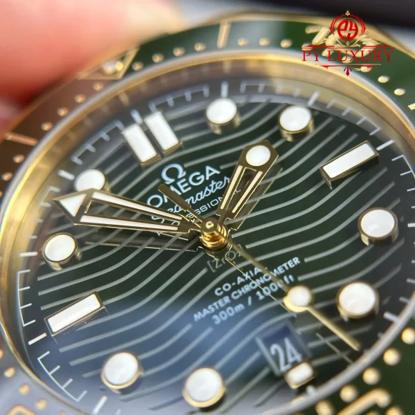 Omega Seamaster Diver 300M Cassa in Oro Moonshine Quadrante Verde Cinturino in Gomma 1:1 Migliore Replica VSF 42mm Orologio - immagine 8