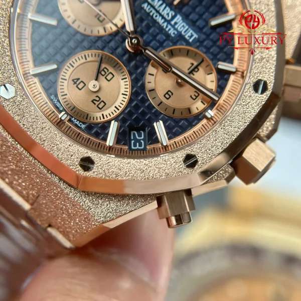 Audemars Piguet Royal Oak Chronograph 26239OR in Oro Rosa Frosted con Quadrante Blu Migliore Replica 1:1 APSF 41mm Orologio - immagine 10