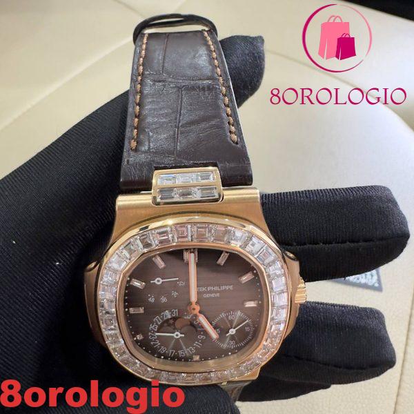 Patek Philippe Nautilus 5724R-001 replica in puro oro 18K con diamanti baguette su misura e cinturino in pelle di coccodrillo 40mm Orologio - immagine 3